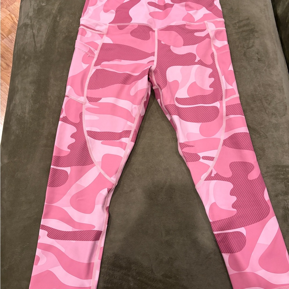 EUC 8-10 Zyia Pink Camouflage LNT capris 20”